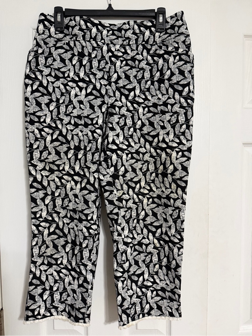 Chico’s perfect stretch pull on black white leaf print capri pants size 1.5 10